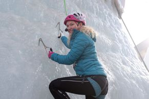 Vychází nová hvězda českého lezení. Loužecká exceluje na ledových stěnách