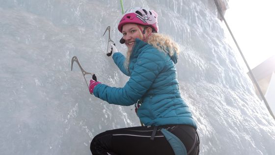 Aneta Loužecká na stěně. Mačky a cepíny napevno zabodnuté v ledu.