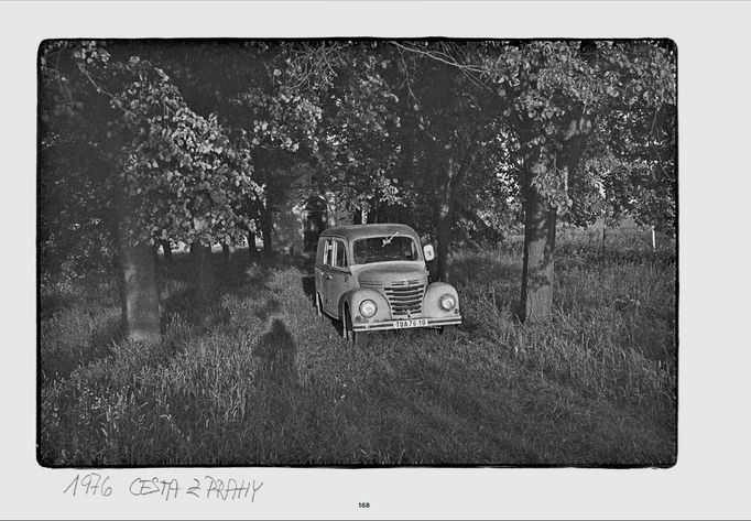 "Cesta z Prahy". Rok 1976. Ukázka z chystané knihy Bohdana Holomíčka „Album 1958–1977“ od nakladatelství Torst.