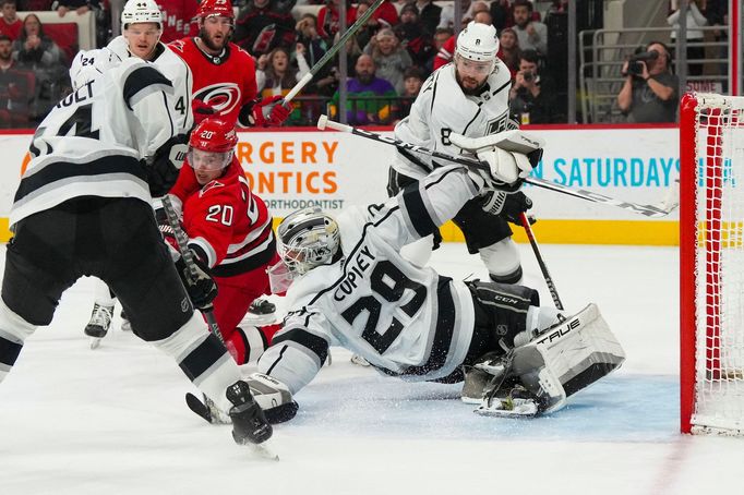 Sebastian Aho z Carolina se pokouší překonat obrannou hráz Los Angeles. Povedlo se mu to ovšem až v prodloužení