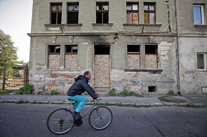 Obyvatel mají Předlice celkem asi 1 500, převážně chudých, nezaměstnaných Romů s dluhy či exekucemi.