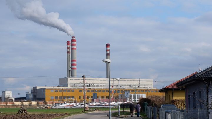 Hrozba zdražením tepla, obavy z jedů. Obec chce miliony, jinak spalovnu zablokuje