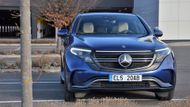 Modely EQ se budou od tradičních Mercedesů designově výrazně odlišovat. EQC zaujme výraznou maskou, na niž navazují výrazné světlomety.