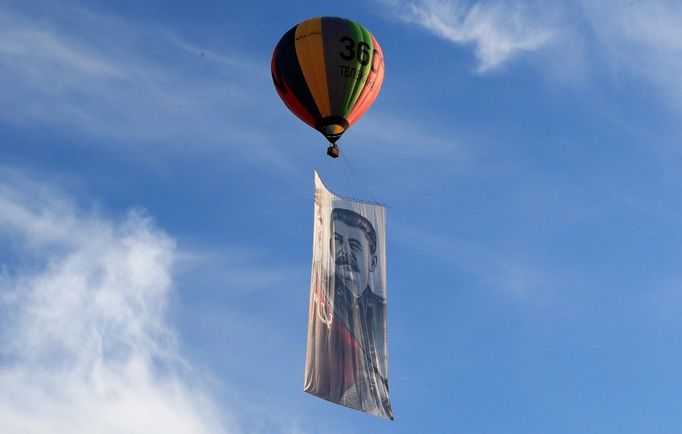 Horkovzdušný balón s transparentem s podobiznou sovětského vůdce Josifa Stalina vypuštěný u příležitosti oslav 75. výročí vítězství nad nacistickým Německem, Rusko, 2020.