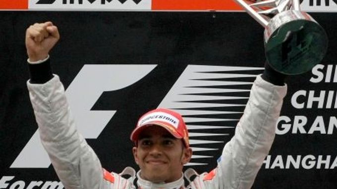 Britský pilot Lewis Hamilton s trofejí pro vítěze Velké ceny Číny.