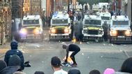 V předchozích dvou nocích se terčem útoků stala především Ballymena. Stovky maskovaných výtržníků zde napadaly policisty, zapalovaly domy i auta a podle policie šlo o „rasisticky motivované násilí“. Při střetech bylo zraněno celkem 32 policistů.