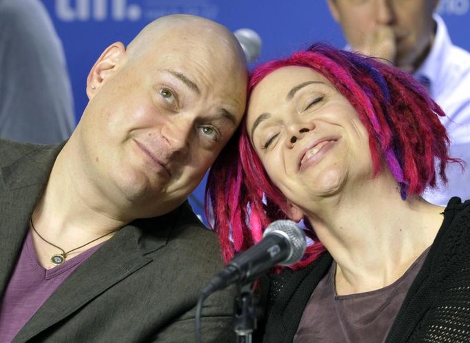 Sourozenecké režisérské duo Andy a Lana Wachowski na tiskové konferenci k filmu "Atlas mraků".