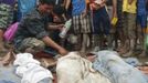 A father cries after finding his son among victims of a flash flood after Typhoon Bopha hit New Bataan, Compostela province southern Philippines December 5, 2012. The death toll from the Philippines' strongest typhoon this year rose to around 230, with hundreds missing, local government officials said on Wednesday. REUTERS/Stringer (PHILIPPINES - Tags: DISASTER ENVIRONMENT SOCIETY) Published: Pro. 5, 2012, 7:29 dop.