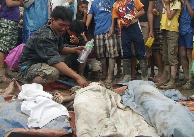 A father cries after finding his son among victims of a flash flood after Typhoon Bopha hit New Bataan, Compostela province southern Philippines December 5, 2012. The death toll from the Philippines' strongest typhoon this year rose to around 230, with hundreds missing, local government officials said on Wednesday. REUTERS/Stringer (PHILIPPINES - Tags: DISASTER ENVIRONMENT SOCIETY) Published: Pro. 5, 2012, 7:29 dop.