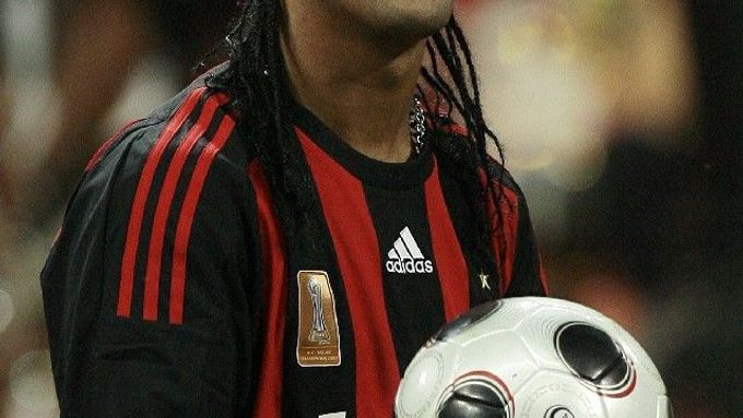 Brazilec Ronaldinho se mohl jen divit, penaltu neproměnil.