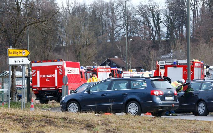 Záchranáři u Bad Aiblingu na jihu Německa, kde došlo k železničnímu neštěstí. (9. února 2016)