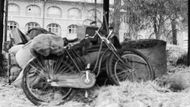 Místo dodnes vábí turisty i ty, kteří věří, že se za jeho bránou skrývá víc než jen pohnutá historie.