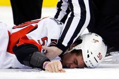 VIDEO Bitka v NHL skončila knockoutem a otřesem mozku