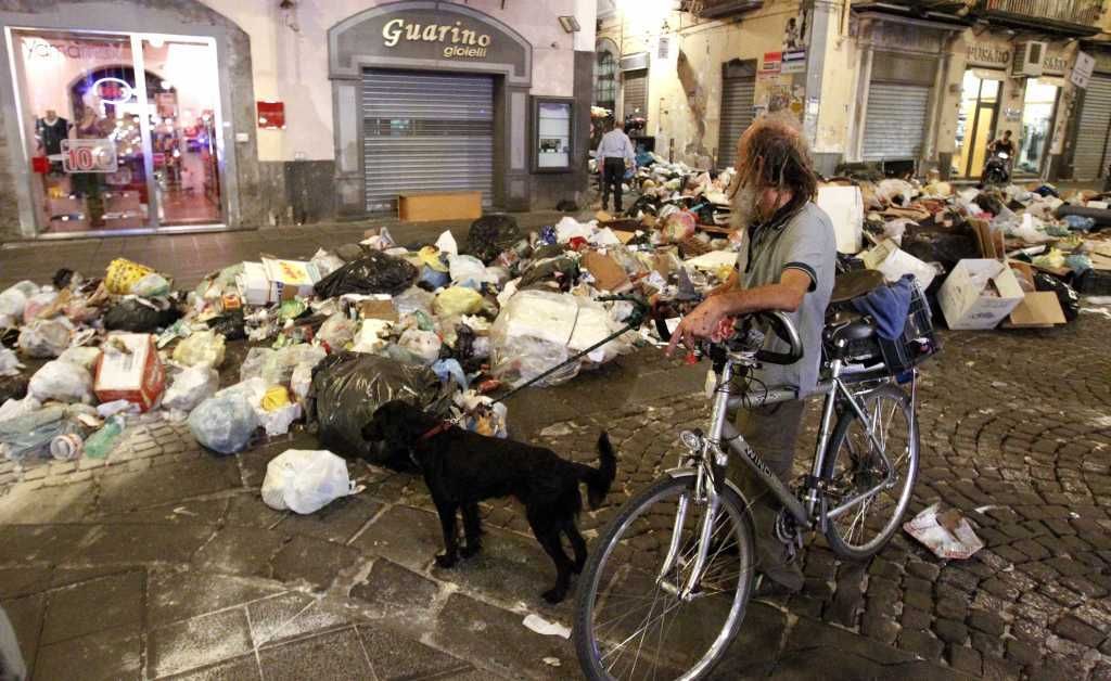 Historie se opakuje: Neapol se opět topí v odpadcích