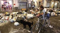 Historie se opakuje: Neapol se opět topí v odpadcích
