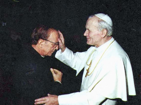 Papež Jan Pavel II. (vpravo) na nedatovaném snímku s Macielem Degollado. 