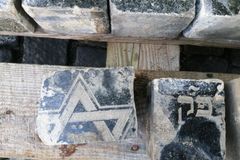 Na Václavském náměstí se chodí po kostkách z židovských náhrobků, vrátí se na hřbitov