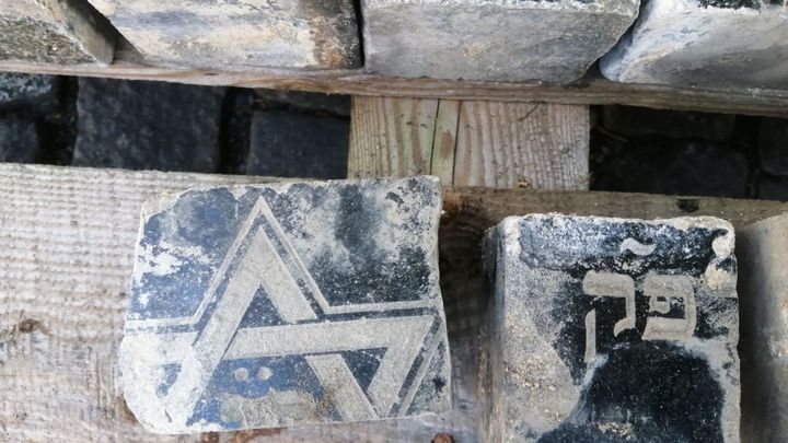 Na Václavském náměstí se chodí po kostkách z židovských náhrobků, vrátí se na hřbitov