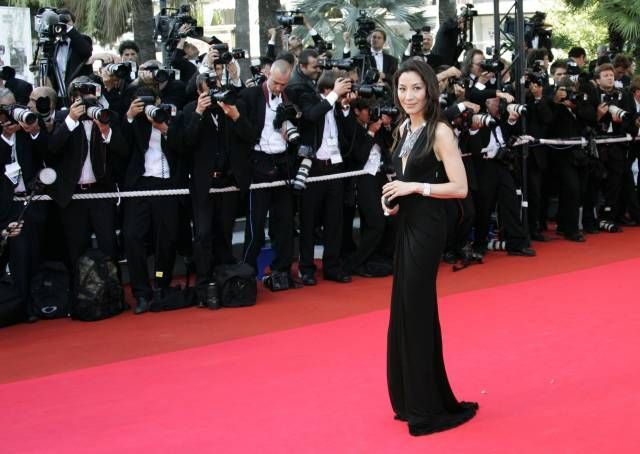 Fotografům ochotně pózuje Bond-girl Michelle Yeohová