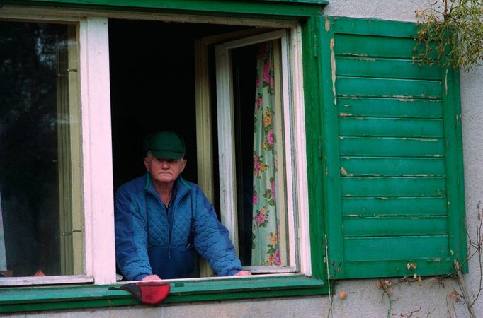 Bohumil Hrabal na své chatě v Kersku v roce 1994, nezvané návštěvy obdivovatelů moc rád neměl.