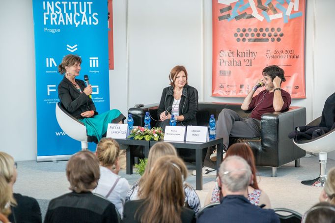 Laurent Binet na Světu knihy besedoval také se spisovatelkou Alenou Mornštajnovou (uprostřed). Diskusi moderovala hispanistka Anežka Charvátová.