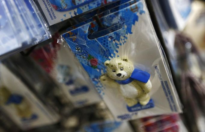 A souvenir with a mascot for the Sochi 2014 Winter Olympics is for sale at a convenience store in Krasnaya Polyana, a venue for the Sochi 2014 Winter Olympics, February 18, 2013. The Sochi 2014 Winter Olympics opens on February 7, 2014. REUTERS/Kai Pfaffenbach (RUSSIA - Tags: SPORT OLYMPICS BUSINESS) Published: Úno. 18, 2013, 7:47 odp.