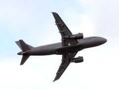 Letoun přiletěl do Prahy přesně před týdnem. Uvolnit tři miliardy korun ze státního rozpočtu na nákup dvou Airbusů pro potřeby politiků i armády se česká vláda rozhodla v roce 2005.
