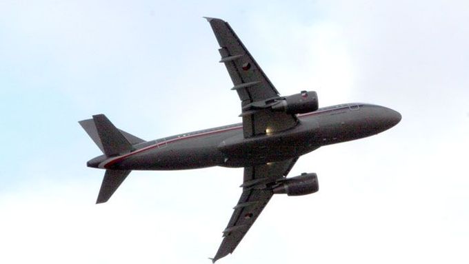 Letoun přiletěl do Prahy přesně před týdnem. Uvolnit tři miliardy korun ze státního rozpočtu na nákup dvou Airbusů pro potřeby politiků i armády se česká vláda rozhodla v roce 2005.