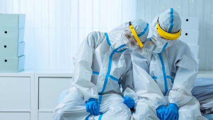 Slovenské ministerstvo vyvrací hoax komentátorky o covidu, české už týden mlčí