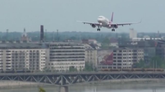 Pilot dopravního Airbusu A-321 se proletěl při show v maďarské Budapešti tak nízko, že některé střechy okolních budov byly nad ním.