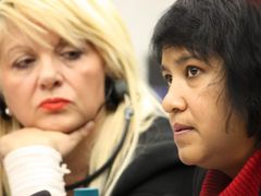 Taslima Nasrínová na setkání laureátů Sacharovovy ceny ve Štrasburku. Jejímu projevu pozorně naslouchá bosenská novinářka Lidija Koračová