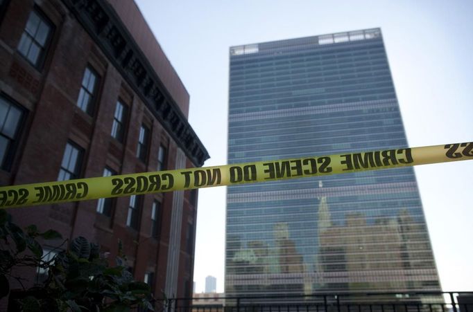 Police tape blocks pedestrian access outside the United Nations in New York September 25, 2012. Security was beefed up in the area during the 67th United Nations General Assembly. REUTERS/Andrew Kelly (UNITED STATES - Tags: POLITICS) Published: Zář. 25, 2012, 3:33 odp.