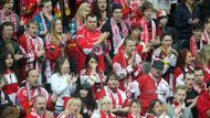 ...fanoušci Slavie mu poděkovali. Vždyť od roku 1995 byl svému klubu "nevěrný" pouze v devíti zápasech první ligy a v části sezony 1999-2000, kdy hostoval v Plzni.