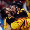 Němci Matthias Plachta a Yannic Seidenberg  slaví senzační postup do finále hokejového turnaje na ZOH 2018