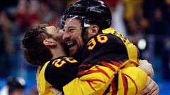 Němci Matthias Plachta a Yannic Seidenberg  slaví senzační postup do finále hokejového turnaje na ZOH 2018