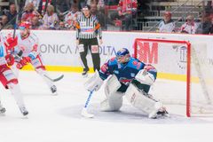 Třinec vstoupil do čtvrtfinále překvapivou porážkou s Chomutovem