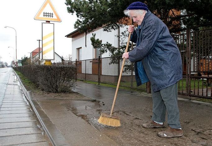 V obci Pohřebačka stačili vodu odmetat do kanálu.