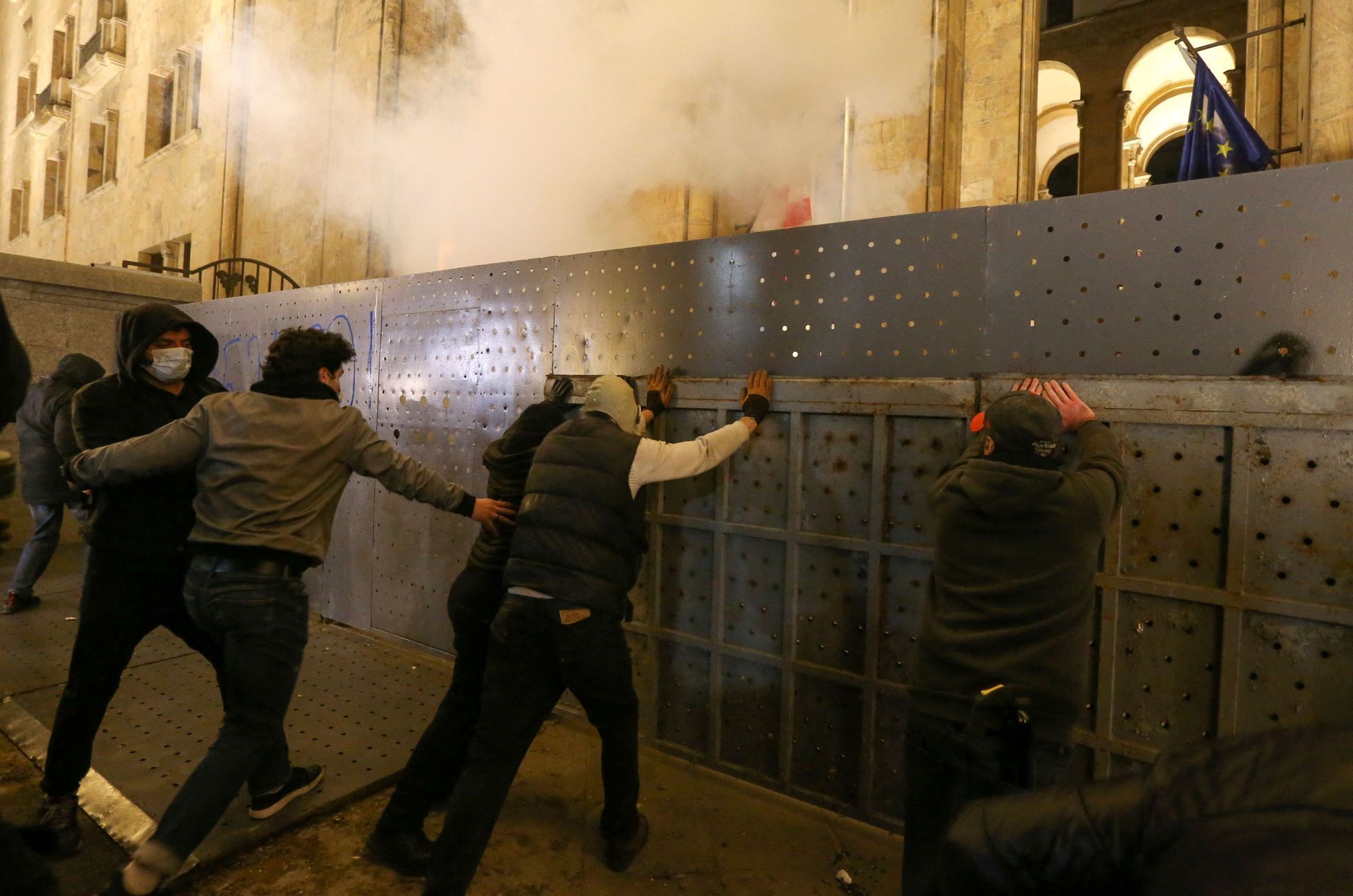 gruzie protesty evropská unie demonstrace vodní děla