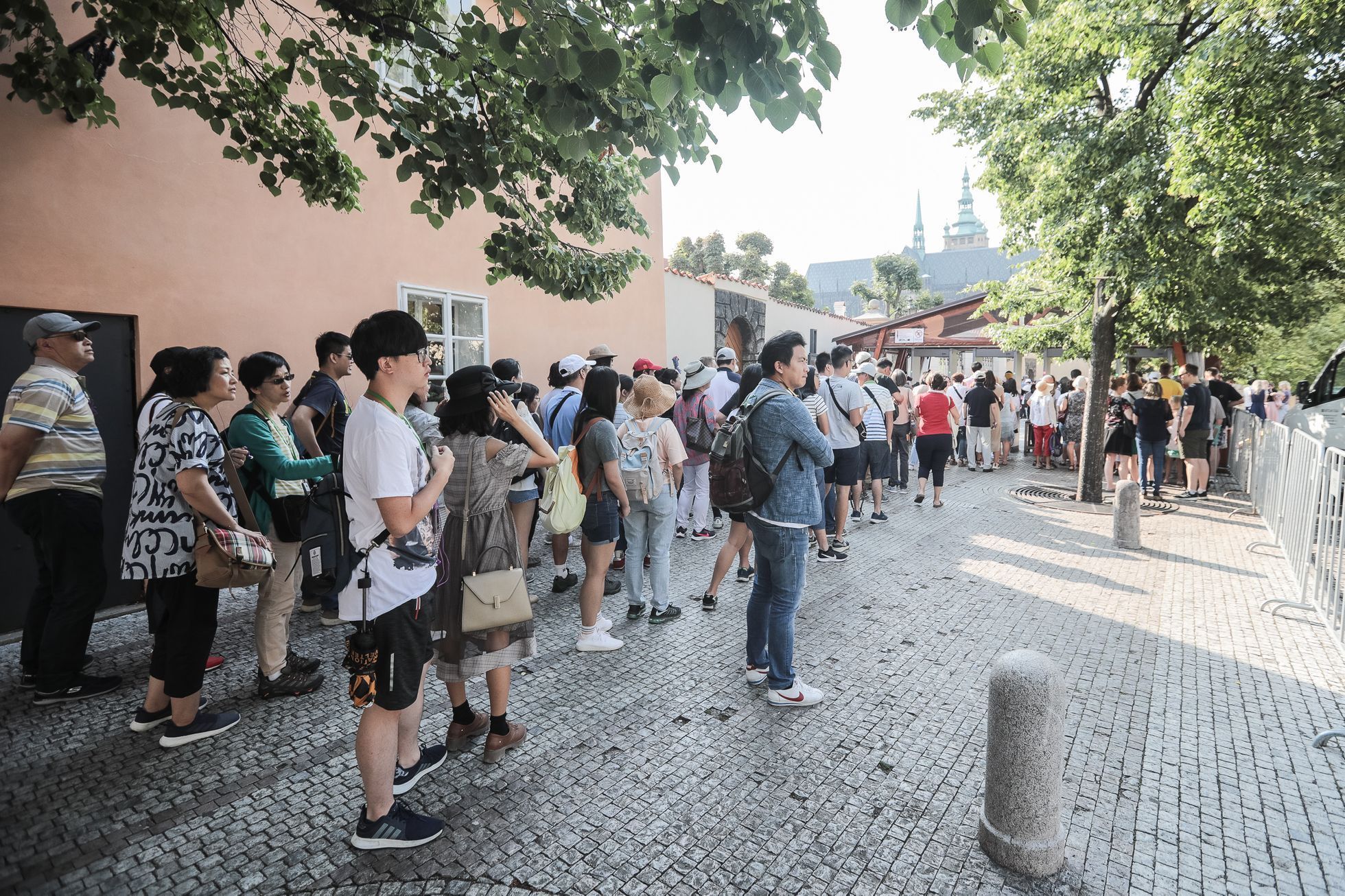 Fronty a turisté a Hradní stráž - Pražský Hrad