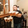 Foto: V Praze se spolu utkali výčepní na tradičním závodě Pinkasova noční můra
