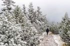 V Krkonoších napadl první sníh letošní zimy, zastavil lanovku na Sněžku