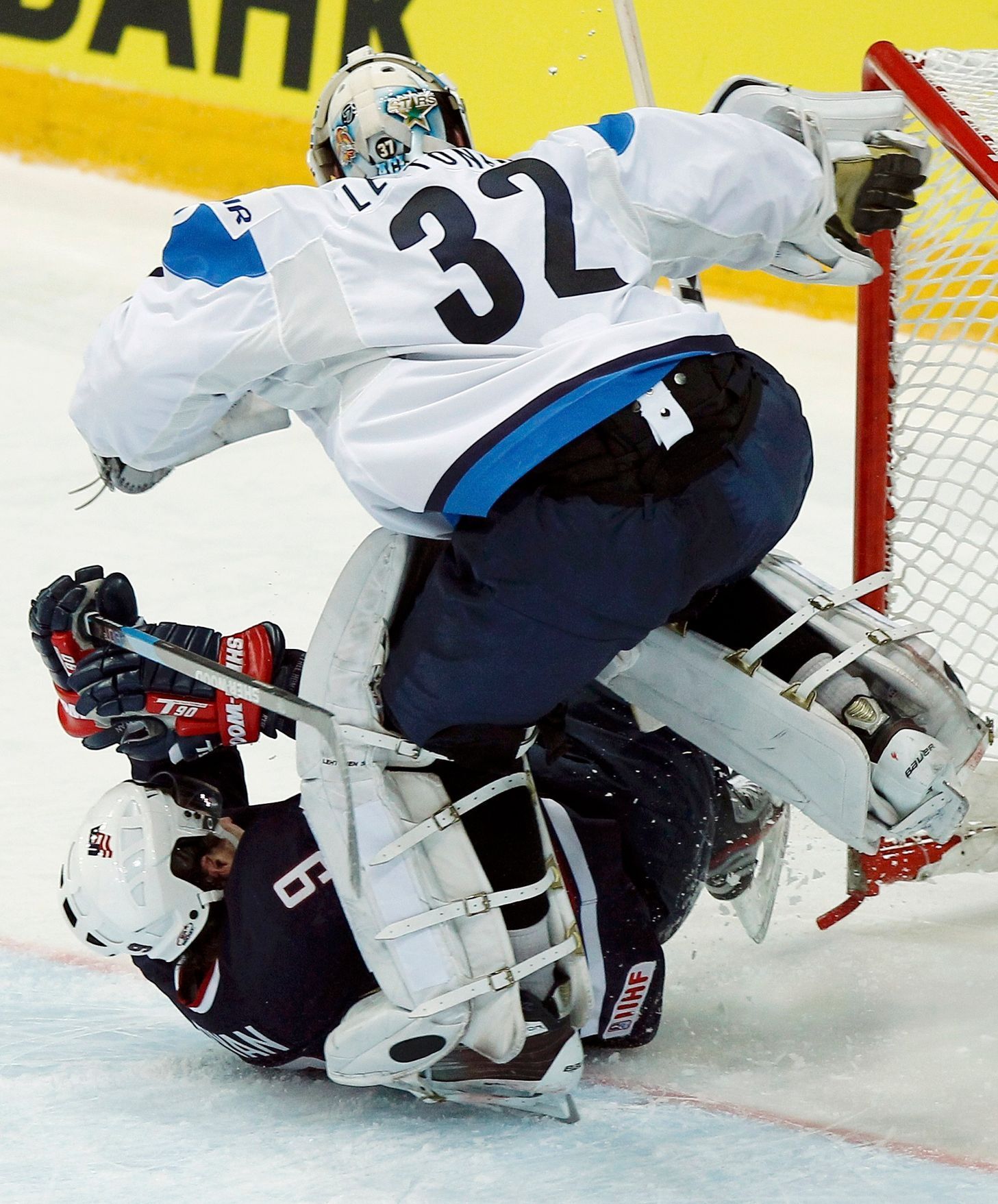 Lehtonen nadskakuje nad Rynanem v zápase USA - Finsko