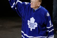 V 93 letech zemřel čtyřnásobný vítěz Stanley Cupu Bower. V NHL chytal do pětačtyřiceti