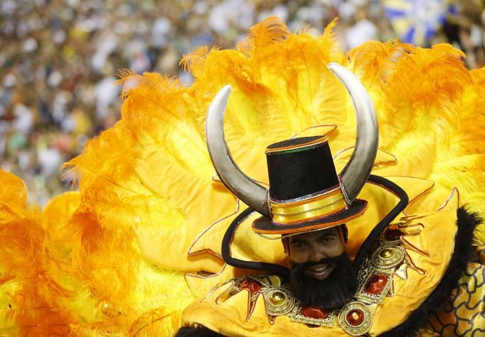 A reveller of the Unidos da Tijuca samba school participates in the annual carnival parade at Rio de Janeiro's Sambadrome February 10, 2013. REUTERS/Sergio Moraes (BRAZIL - Tags: SOCIETY) Published: Úno. 11, 2013, 3:34 dop.