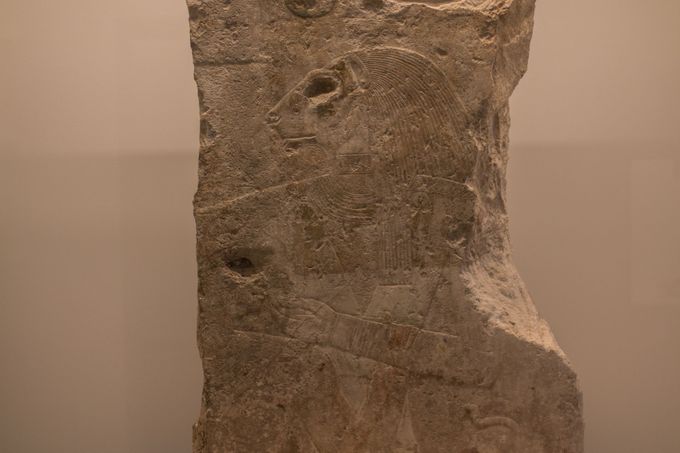 Fragment reliéfu bohyně Sachmet, která kojí panovníka Niuserrea.