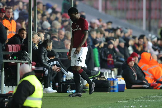 Vyloučený Georges Mandjeck v zápase 23. kola Sparta - Zlín