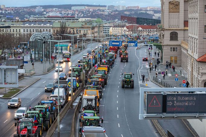 Protest části zemědělců s traktory v Praze na magistrále a před ministerstvem zemědělství, 19. 2. 2024.