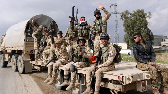 Irácké jednotky jedou do boje proti IS. Ilustrační foto.