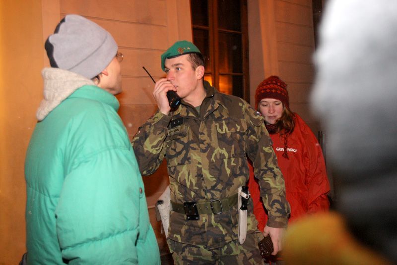 Greenpeace věší vlajku EU na Hradě