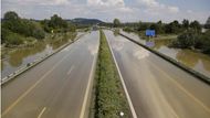 Bavorský Deggendorf, kde voda narušila hráze, se začíná uklízet. (Na snímku Dunaj a dálnice A3 u Deggendorfu 7., 8. a 10. června.)